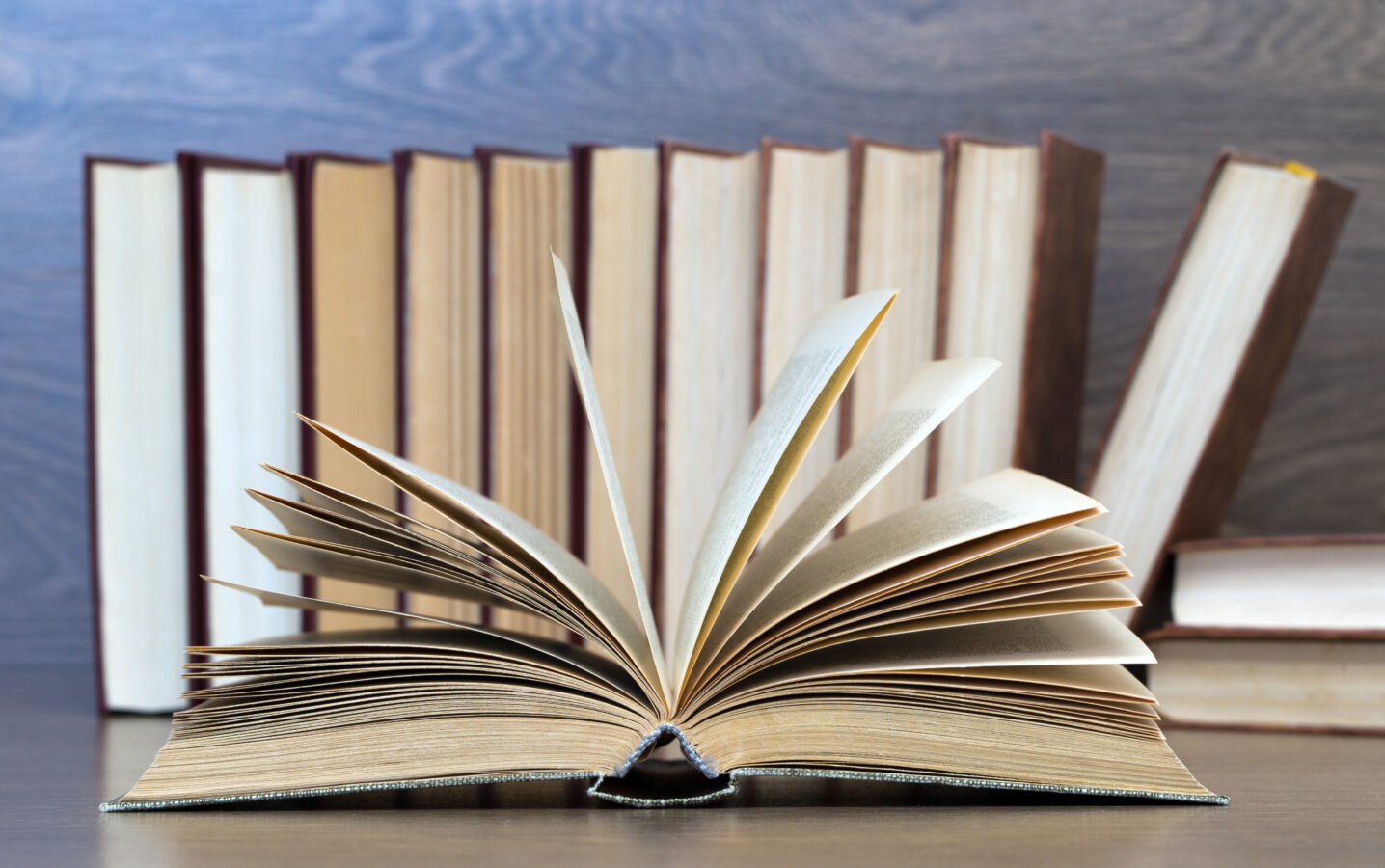 https://www.stockphotos.com/pt/image/books-on-wooden-deck-tabletop-7832170