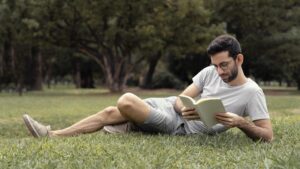 https://www.stockphotos.com/pt/image/young-man-reading-interesting-book-2209041