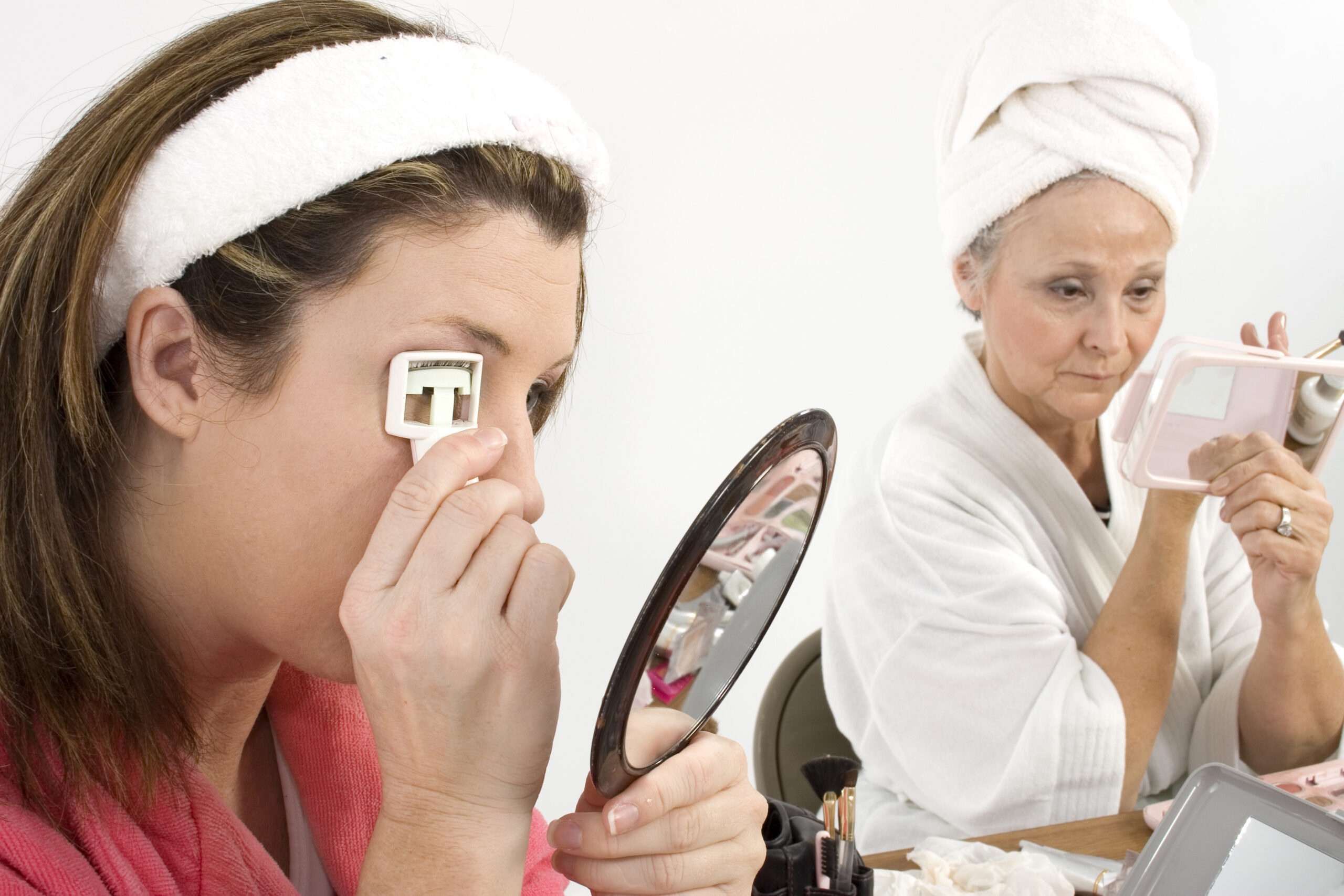 https://www.stockphotos.com/pt/image/two-woman-doing-facials-and-make-overs-focus-on-woman-on-left-curling-eyelashes-3148569