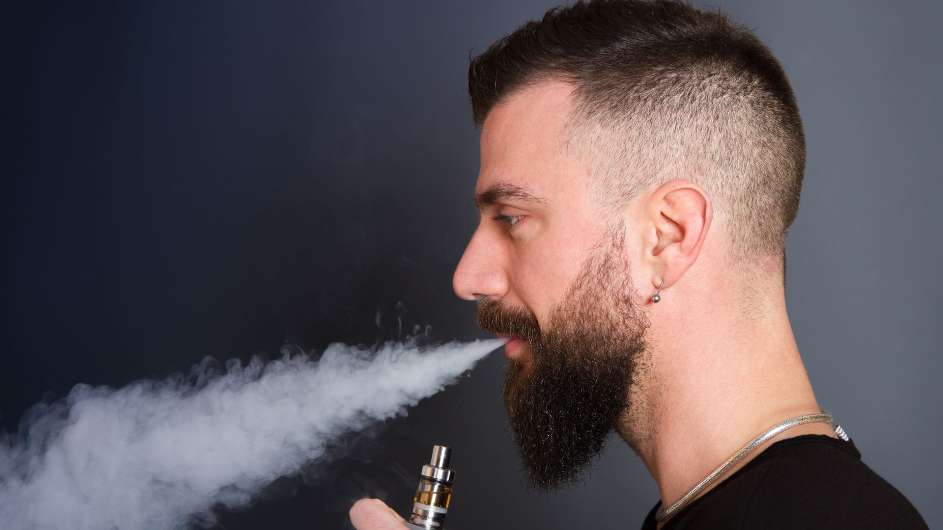 Cigarro eletrônico impulsionam alta no número de fumantes, que cresce pela primeira vez desde 2007