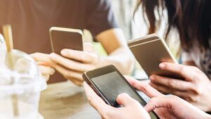 Uso excessivo de telas aumenta risco de suicídio entre jovens, aponta estudo