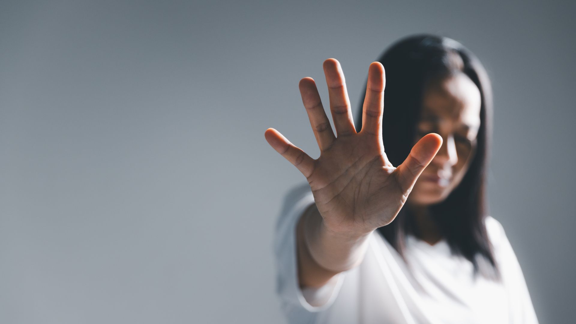 Violência digital contra mulheres negras na política atinge níveis alarmantes, aponta pesquisa