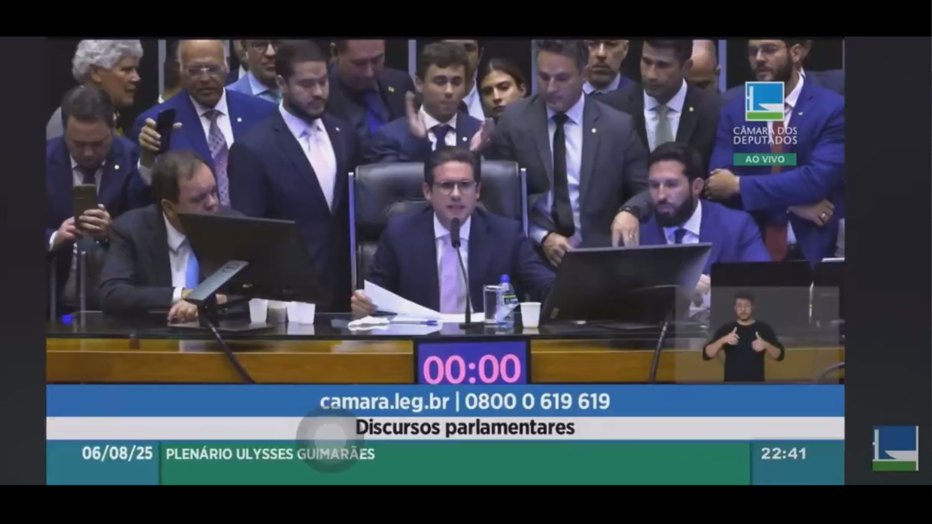 Vídeo mostra suposta agressão de Camila Jara a Nikolas Ferreira durante sessão no plenário da Câmara dos Deputados