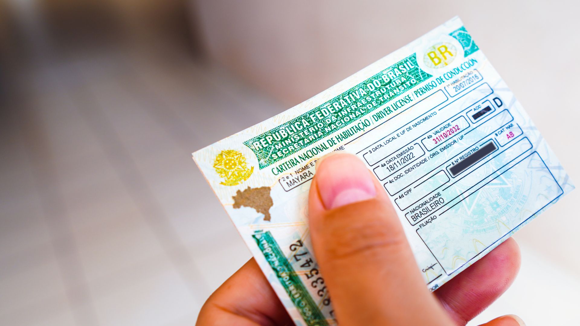 Motoristas acima de 50 anos terão novos prazos para renovar a CNH; veja o que muda