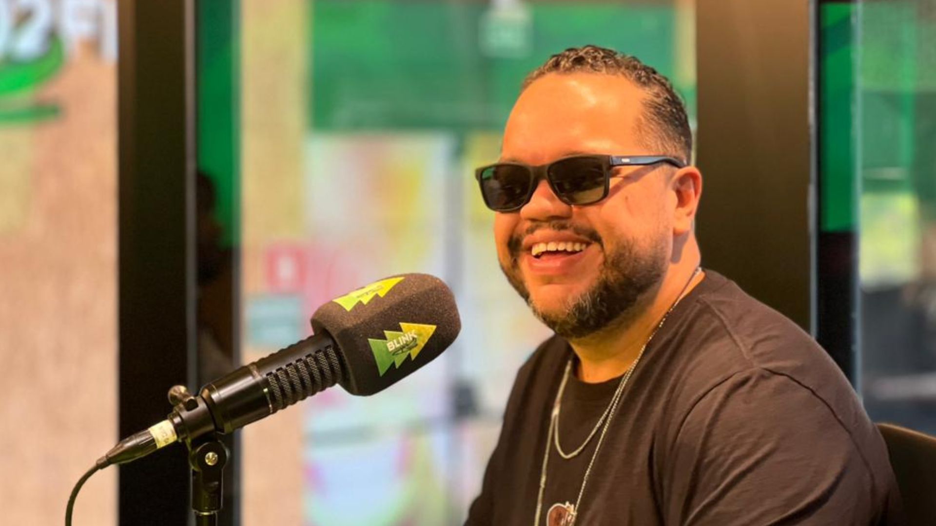 Cantor Thiagão fala sobre carreira, família e novo projeto em entrevista ao Café com o Blink