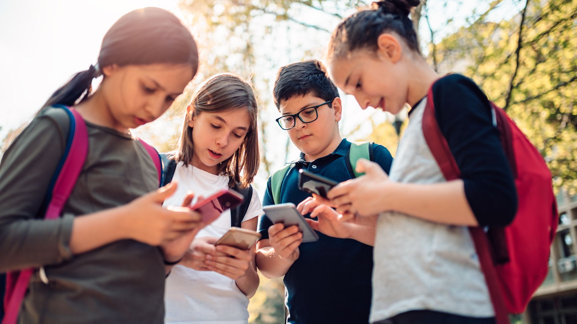 Uso da internet nas escolas diminui entre crianças e adolescentes, aponta pesquisa