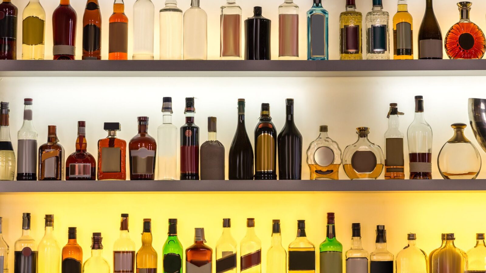 Ministério da Saúde alerta população para evitar bebidas destiladas após casos de intoxicação por metanol