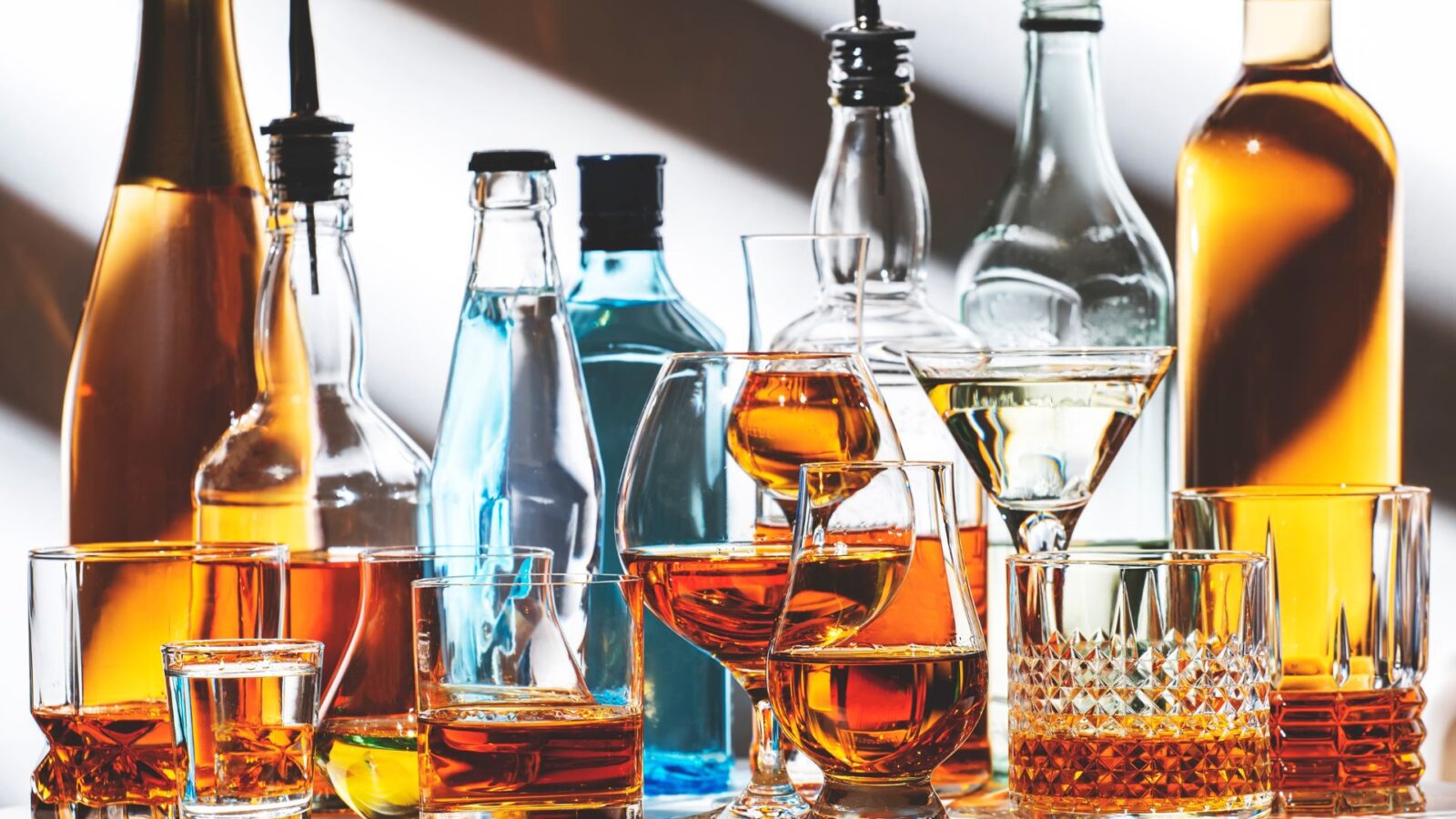 Brasil registra 16 mortes por intoxicação por metanol e amplia alerta sobre bebidas adulteradas