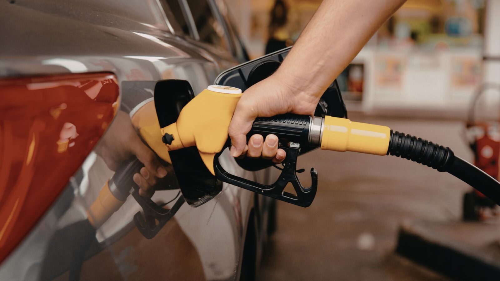 Mesmo com redução anunciada pela Petrobras, gasolina sobe nos postos de Campo Grande