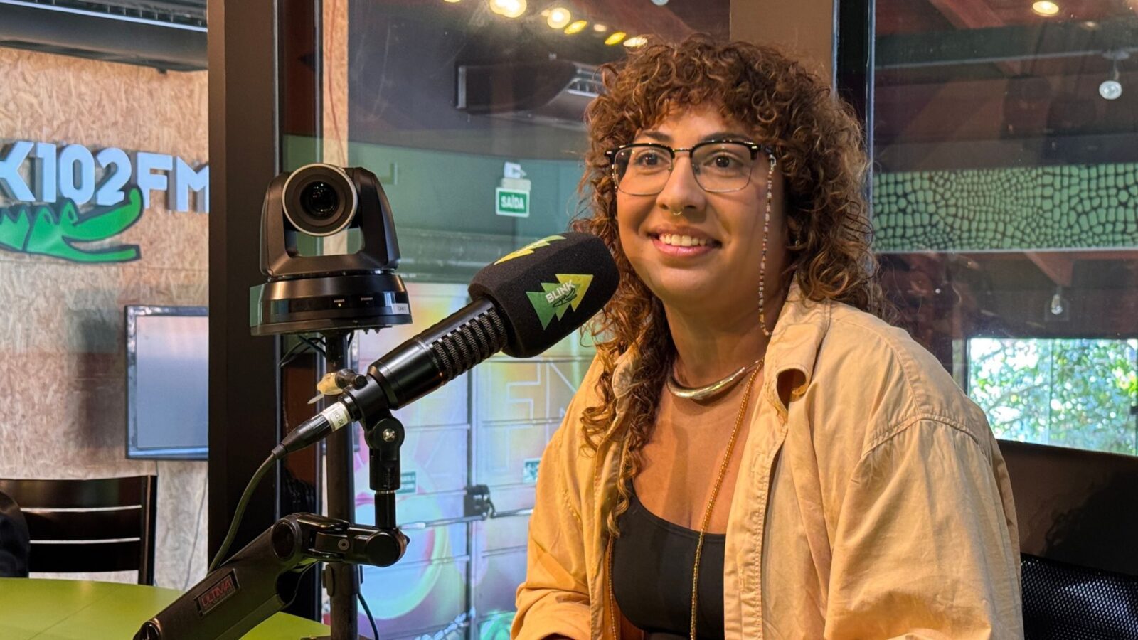 Conhecida pela voz marcante, Karla Coronel relembra sua história e apresenta novos projetos em entrevista