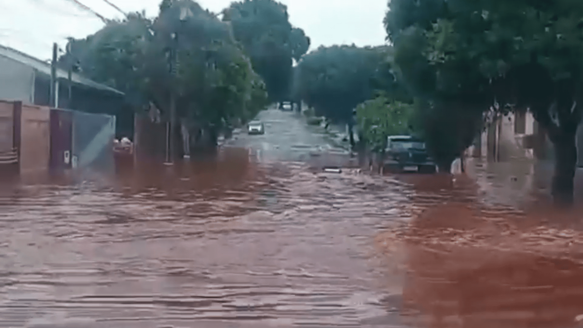 Temporal causa alagamentos em Campo Grande e MS permanece sob alerta laranja