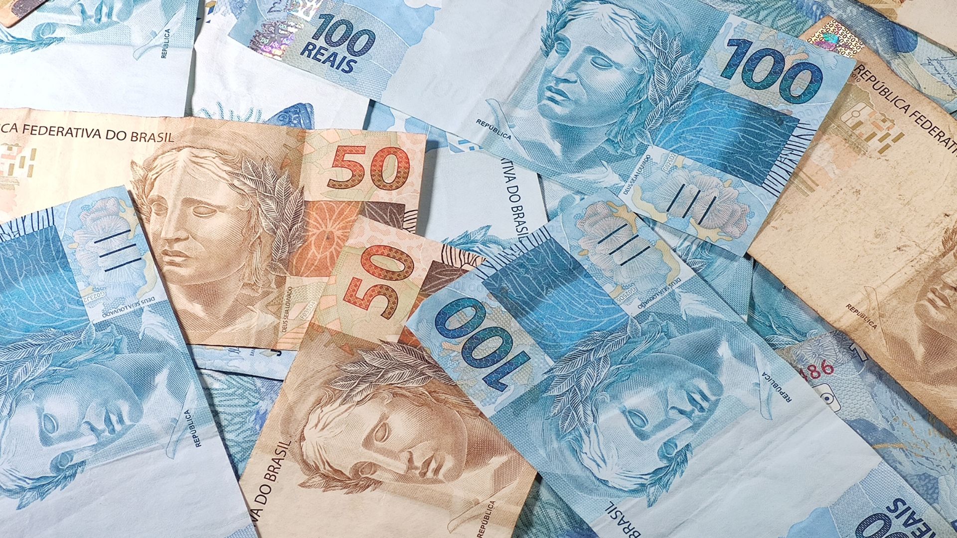 Novo salário mínimo de R$ 1.621 entra em vigor nesta segunda-feira