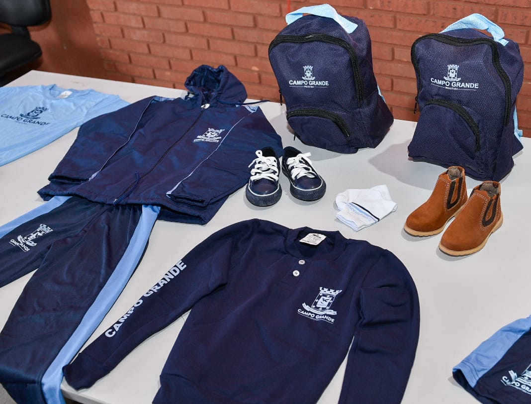 Atraso na entrega de kits escolares e uniformes gera questionamentos de famílias em Campo Grande