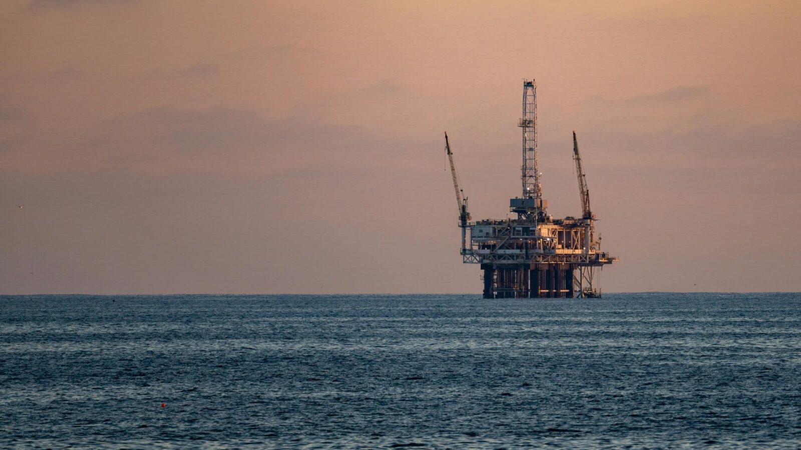 Guerra no Oriente Médio provoca queda histórica na oferta global de petróleo