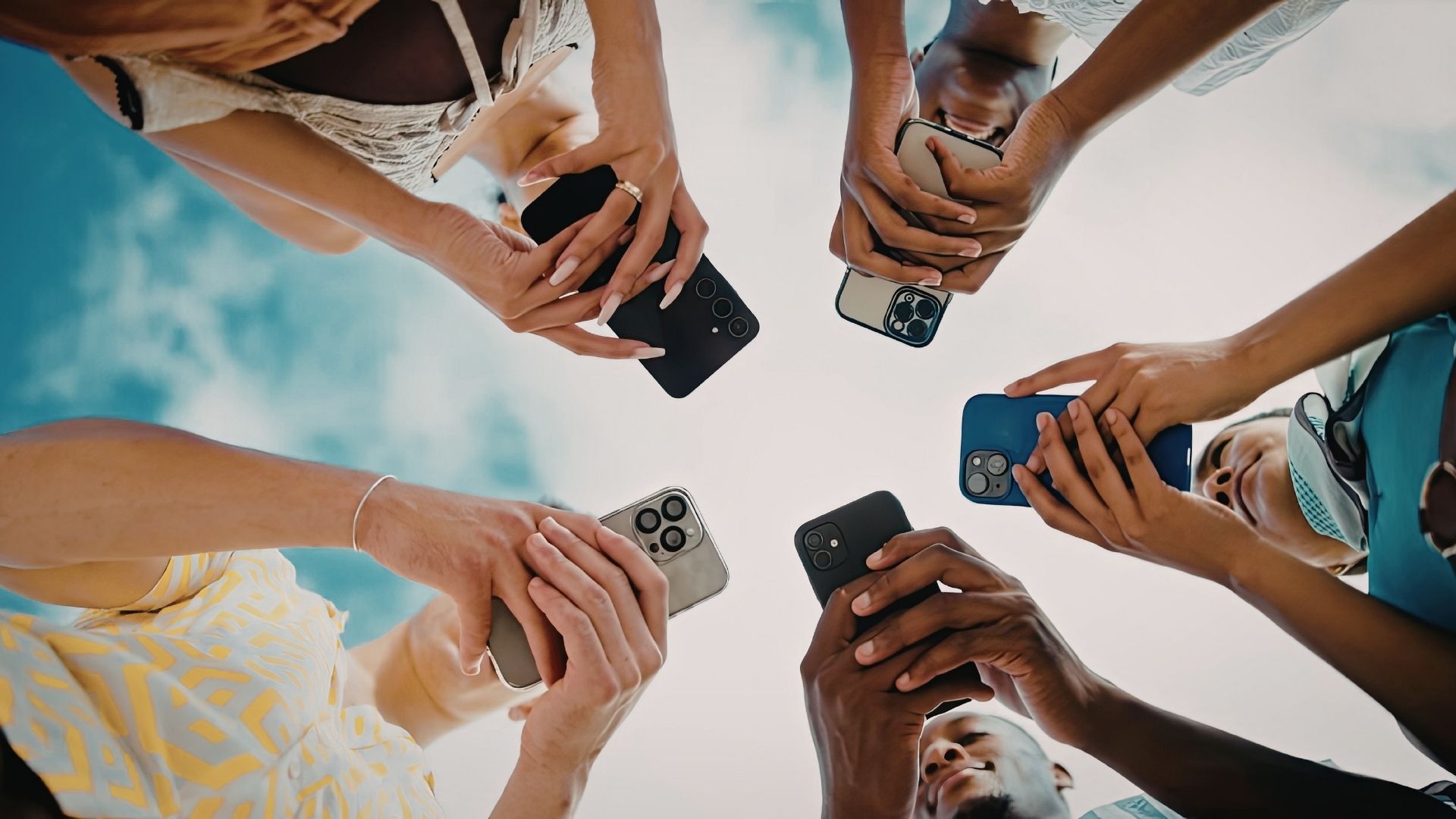 Um ano após proibição de celulares, escolas relatam mudanças positivas no comportamento de alunos