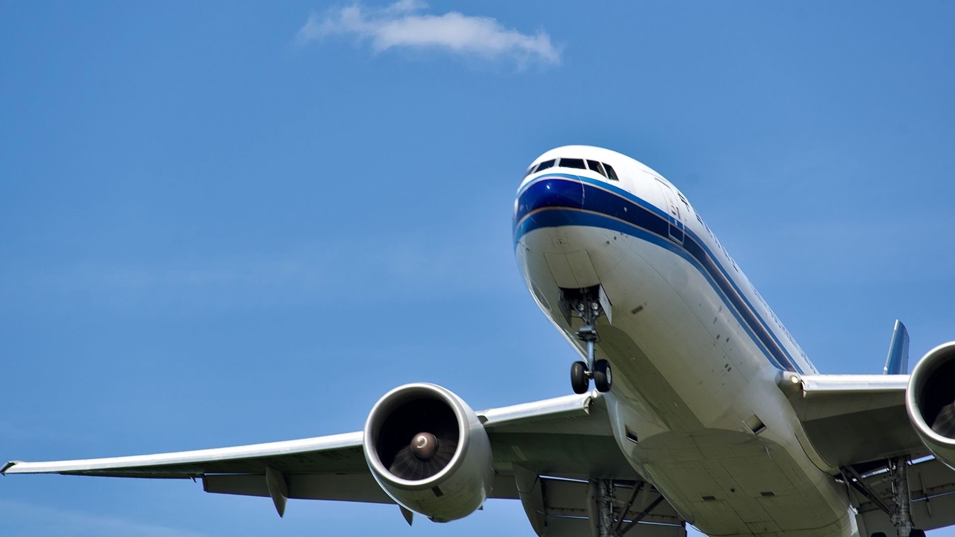 Europa pode enfrentar escassez de combustível de aviação em até seis semanas, e companhias iniciam cortes de voos